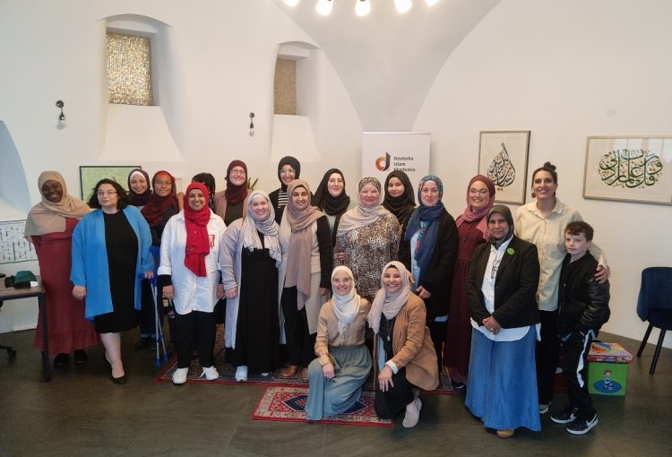 Teilnehmerinnen des Netzwerktreffens muslimisch-weibiliches Engagement im Blick