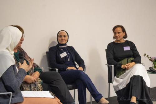 Auf dem Podium sitzen Moderatorin Iman Andrea Reimann (DMZ Berlin e.V.), Lydia Nofal (RAA Berlin e.V.), Dr. Raida Chibib (Geschäftsführerin der AIWG) und Nicole Erkan (AMuRa und MINA e.V.)
